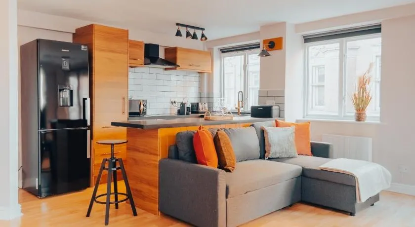 Central Manchester Gem with Stylish 2BR Retreat and Free Carpark - Image 1