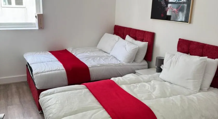 Urban And Trendy Stratford Property Sleeps 8 Free Parking Wifi - Image 1