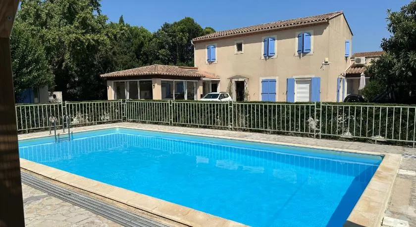 CHARMANT LOGEMENT AVEC PISCINE EN PROVENCE au premier étage d une villa - Image 1