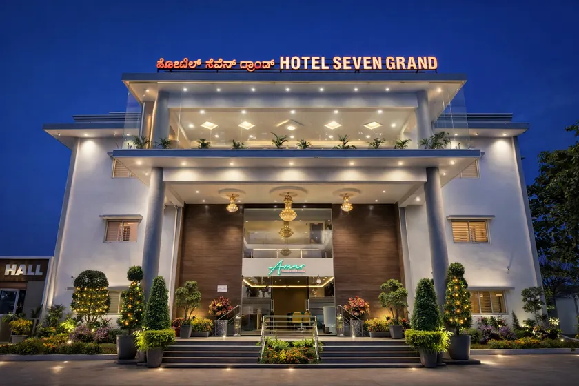 Hotel Seven Grand - Image 1