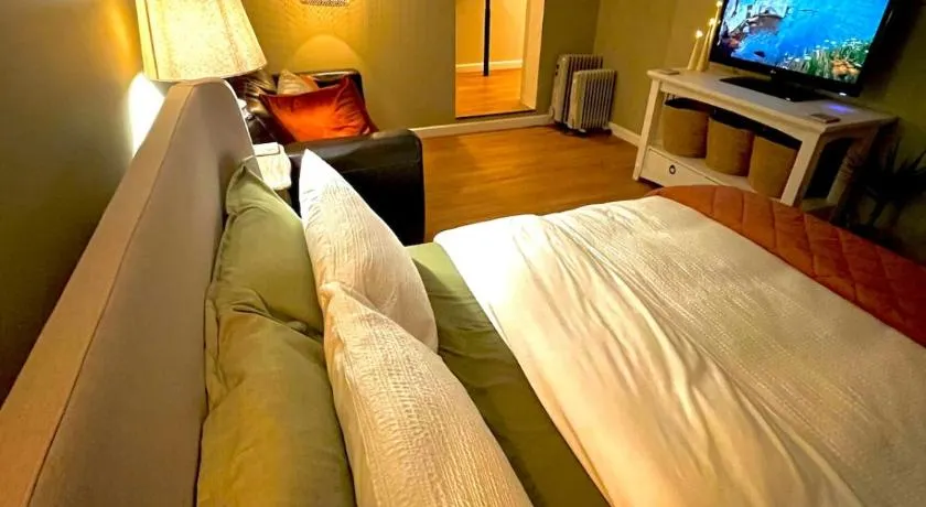 The Room Next Door- Boutique room in the Cotswolds - Image 1