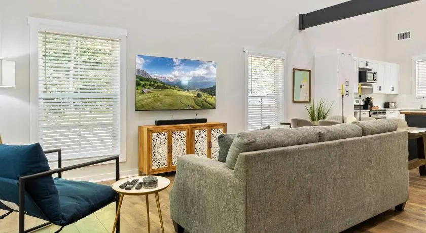 Secluded 3BR Cabin Lake Access & Resort Perks - Image 1