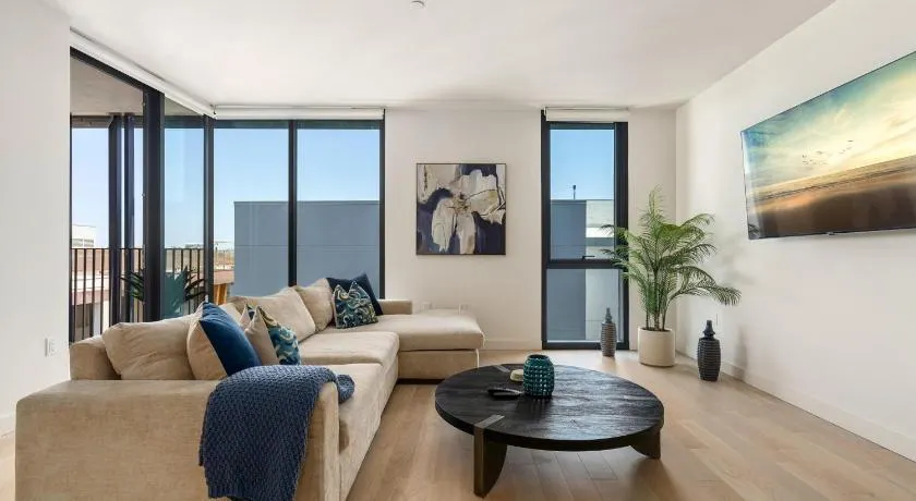 The Rose Quartz - Rooftop Pool, Gym Glamorous Santa Monica 2BR - Image 1