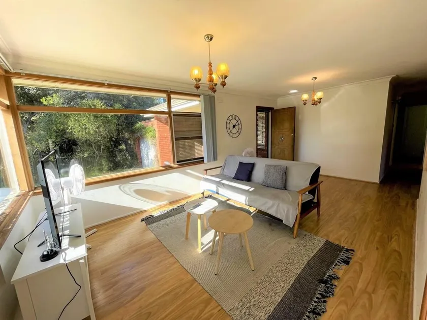 Campbelltown Holiday Home 3 Bed + Free Parking - Image 1