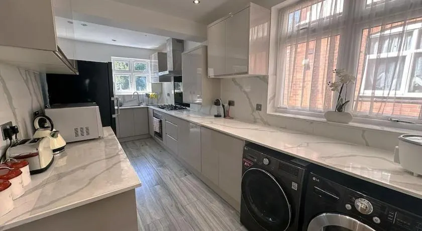 Luxurious House in Luton with free parking - Image 1