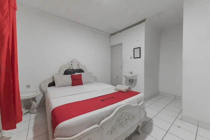 RedDoorz near Terminal Pasir Hayam Cianjur - Image 1