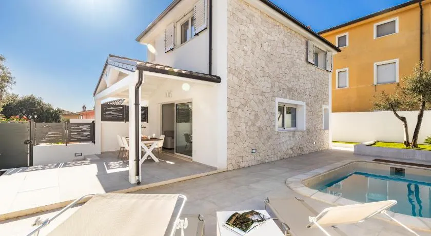 Bynos Central with pool - Image 1