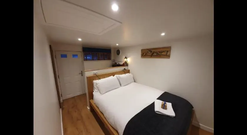 Annex in Chippenham with Parking and WIFI - Image 1