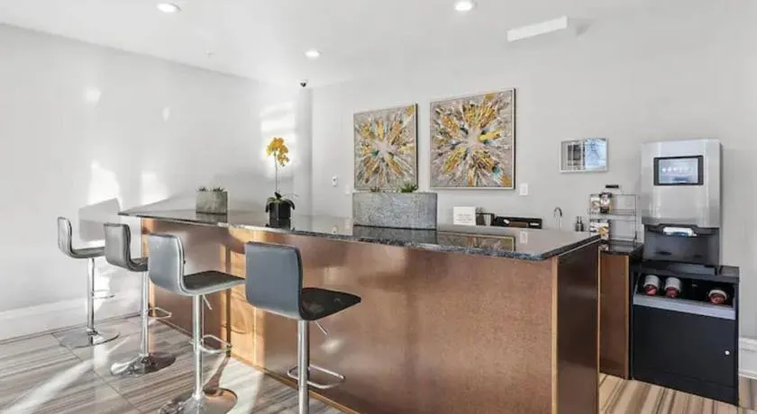 Grand 1BR with Rooftop Pool & Gym - Image 1