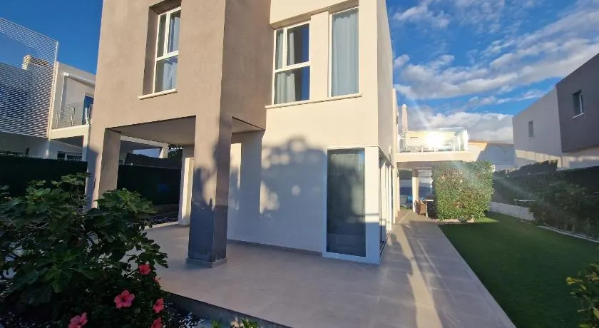 Villa Paraiso-Luxury Villa with Heated Pool - Image 1