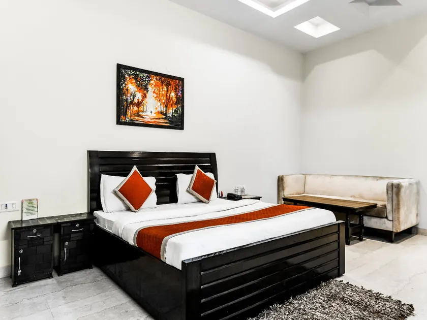 Capital O 9072 Noida Dreamz - Image 1