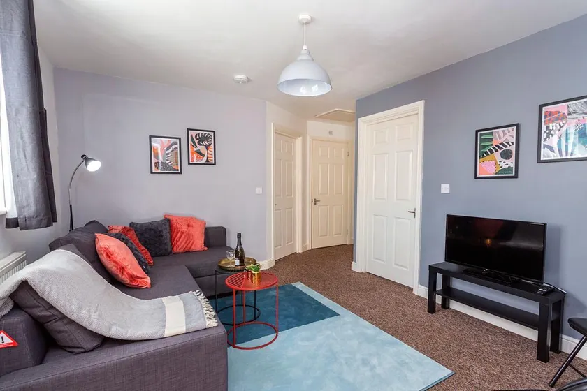 Serviced Apartment, Parking, Netflix, Sleeps 4 - Image 1