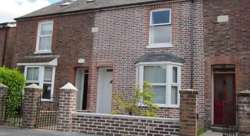 Welcoming cottage in Chichester near City Centre - Image 1