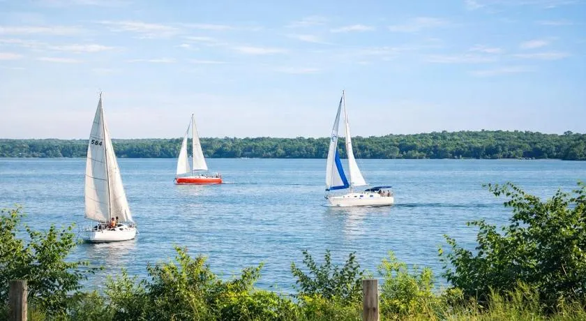 Luxury Lakeview Stay with Jacuzzi in Downtown Barrie - Image 1