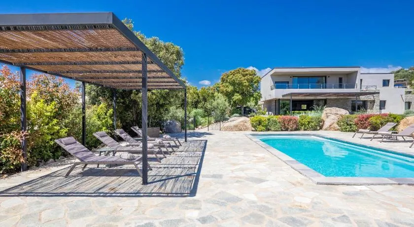 Villa avec barbecue, jardin et piscine privée | Vue mer - Image 1