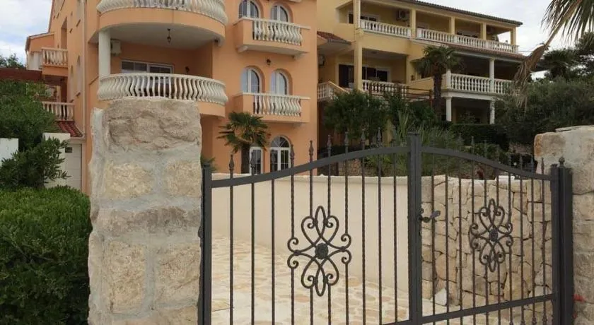 Utković Beachfront Apartments - Image 1