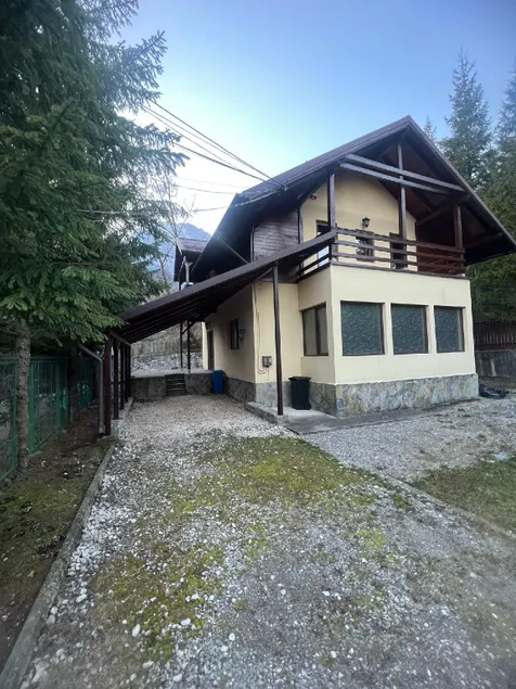 Ollie's Mountain Chalet - Image 1