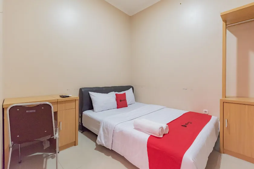 RedDoorz Syariah near Exit Toll Subang - Image 1