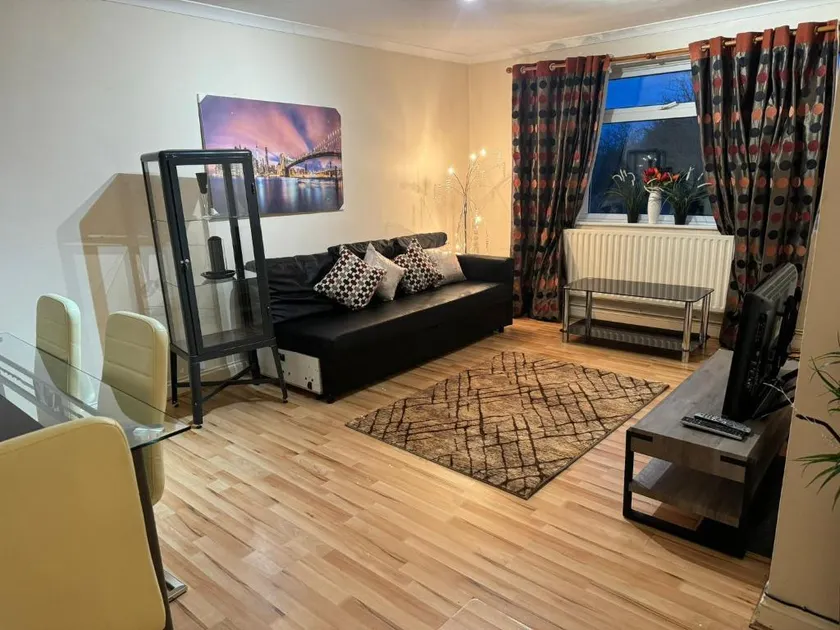 2 bedroom apartment, London DA8 - Image 1