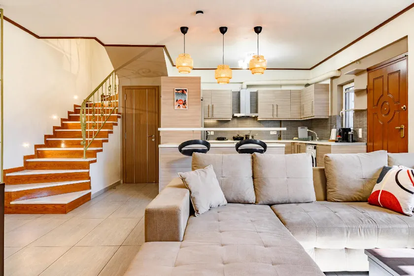 Lovehome - 4BD Villa with views-15mins to airport,10mins to MEC ΑΕ- 2mins to bus stop ,10mins to Suburban Railway on foot - Image 1