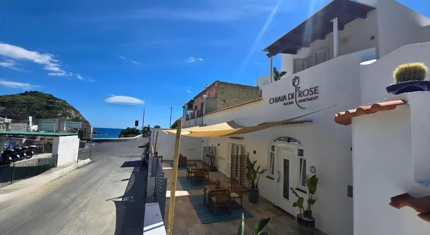 Chiaia Di Rose Rooms & Apartment - Image 1