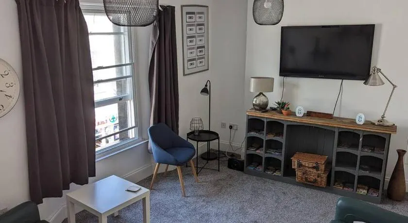 3- Bedroom modern,spacious apartment-Devon - Image 1