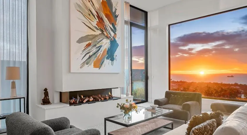 OMG the Views! Your Luxury Bay Retreat Awaits! - Image 1