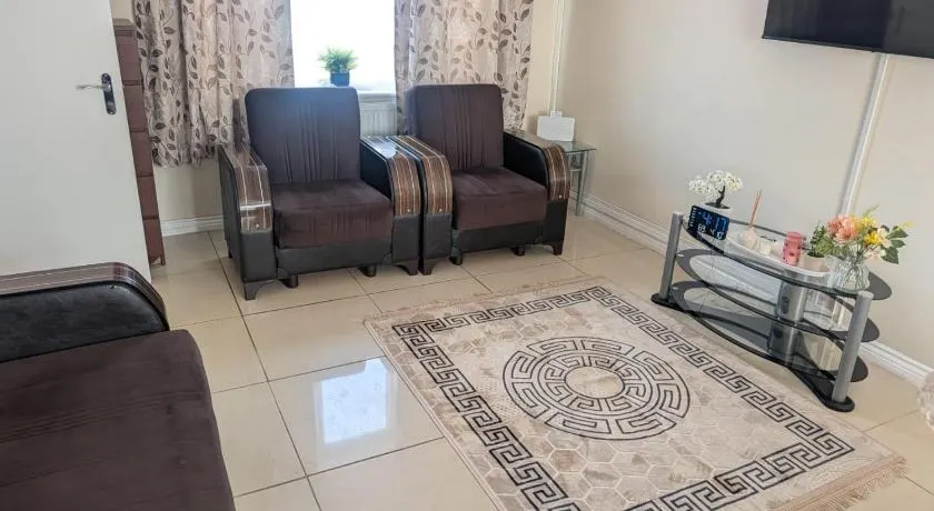Spacious- 3 Bedroom House for 6 adults - Image 1