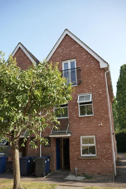 Town Centre spacious 4 bed town house - Image 1
