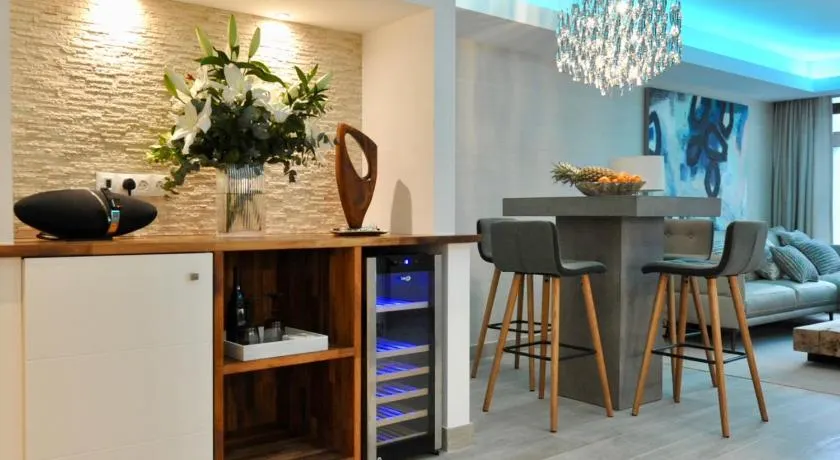 Luxury apartment in La Isla, Puerto Banus - Image 1