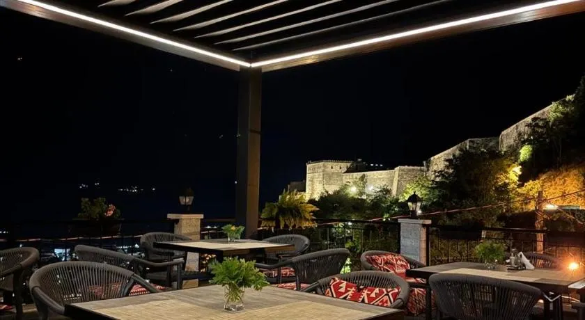 Castle Hotel - Image 1