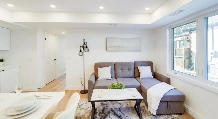 Contemporary Comfort 2BR Kitchener Escape - Image 1