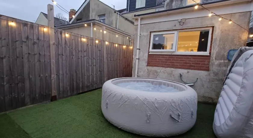 Triplex Hot Tub House with Private Garden - Image 1