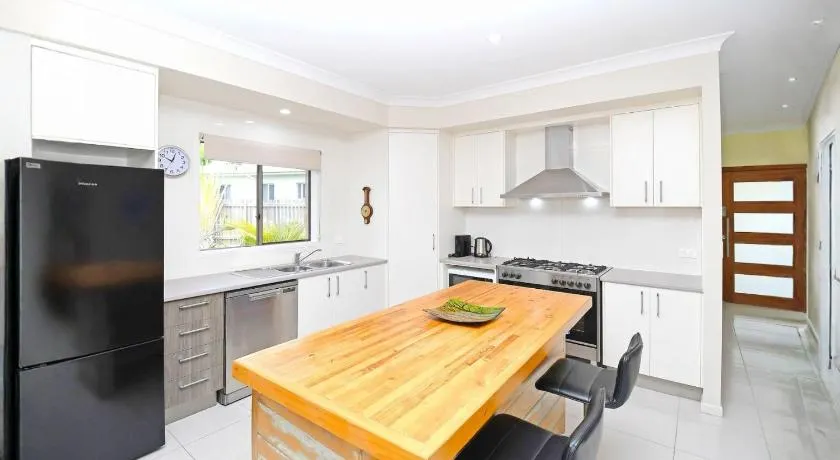 The Seahaven - Modern 5 Bedroom Family Home Close to Beach - Image 1
