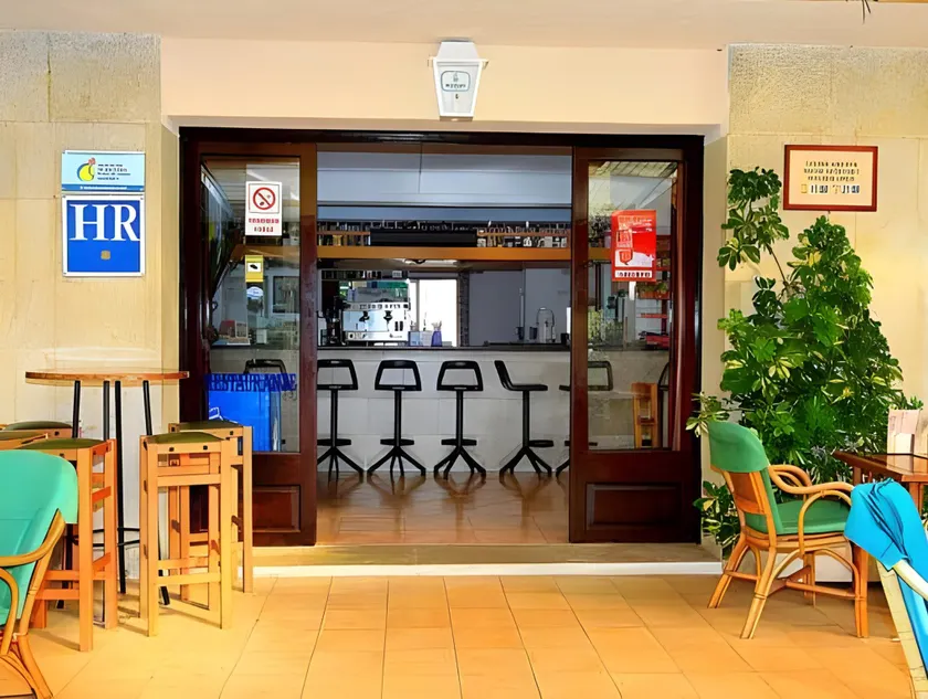 Coral beach house & food - Image 1