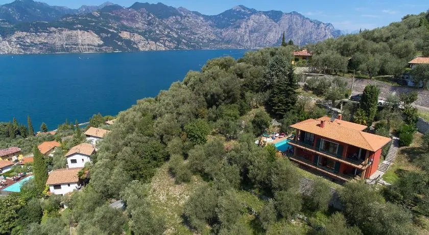 red house conditioned whit pool enchanting lake view - Image 1