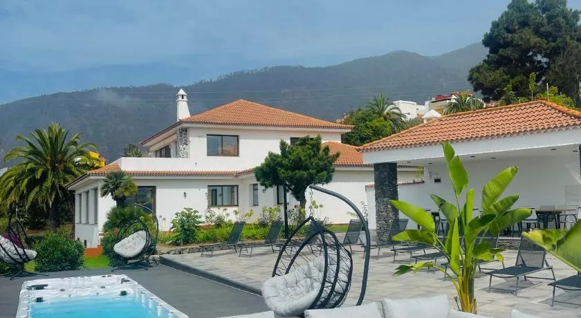 Dragon Tree Villa Ocean & Teide Views Spacious Home for Groups - Image 1