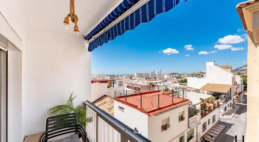 Bright central 2BR Stay Balcony & Sea View - Image 1