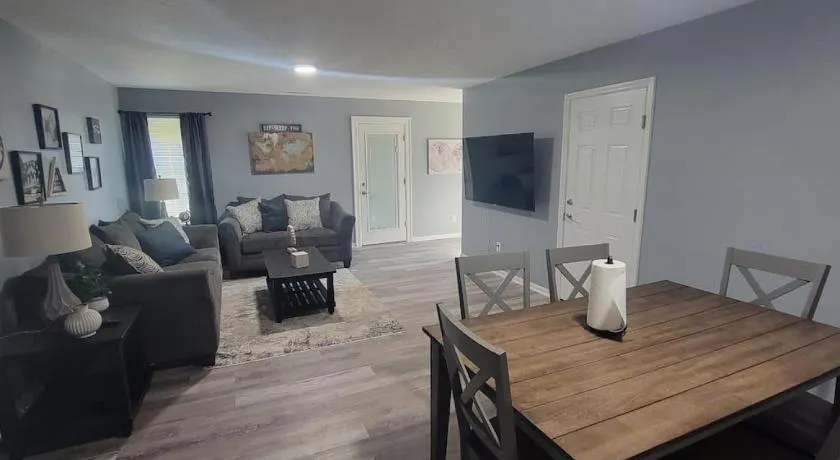 160 Overbrook 3 bedroom home with privately fenced yard and hot tub - Image 1