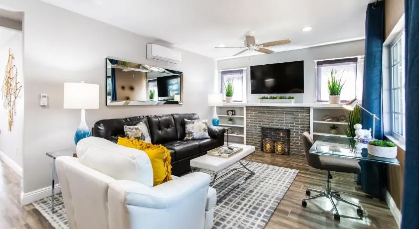 Long Beach Duplex King Bed Pet Friendly Nurses Surgeon Business Travelers Near St Marys Medical Center & Downtown - Image 1