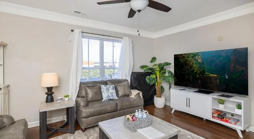 King and Queen Beds with a Gourmet Kitchen - Image 1