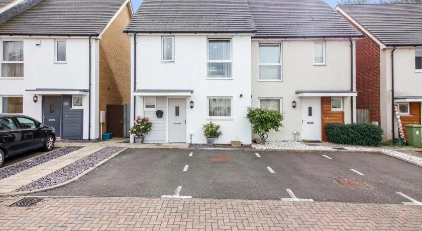 Entire 3 bed home Sleeps 6, WiFi, 2 Parking Spaces - Image 1