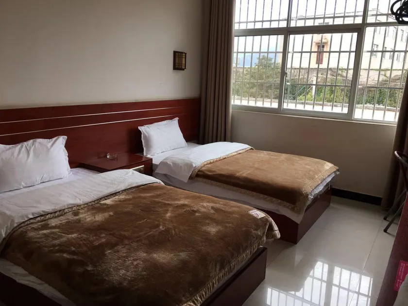 Pinson Hotel - Image 1