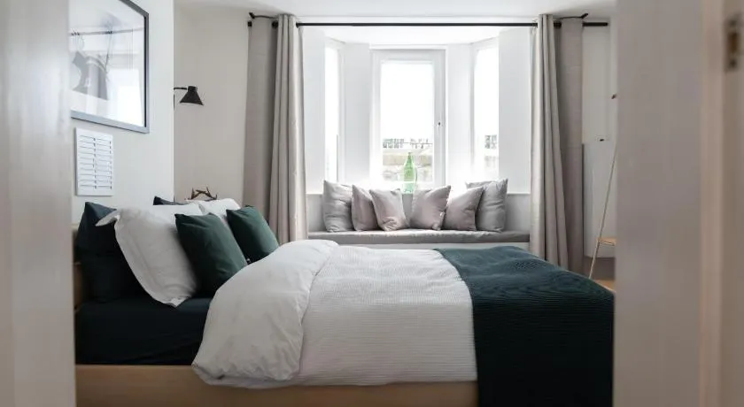 Bower Apartment - Image 1