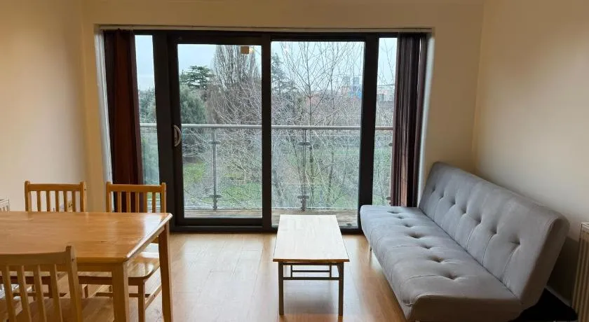 Bright 1BDR Apartment with Park Views in Leyton - Image 1