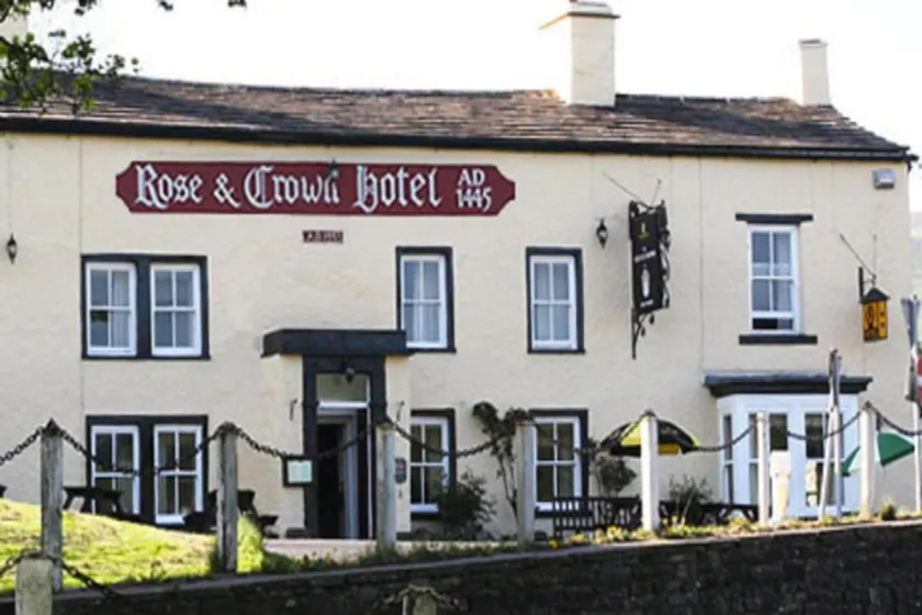 OYO Rose & Crown Hotel - Image 1