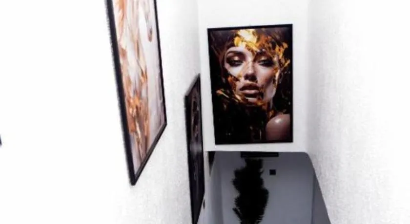 A&F house - Image 1