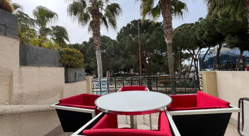 Appartement sur la Pinède à Juan les pins - Image 1