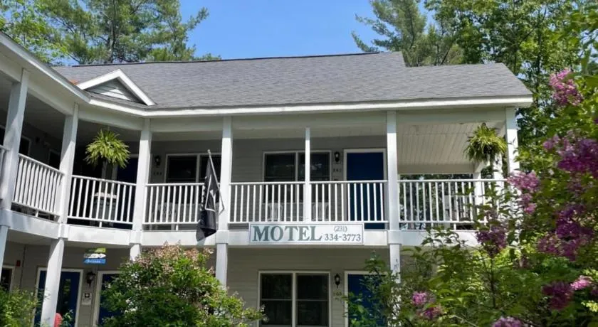 M22 Inn Glen Arbor - Image 1