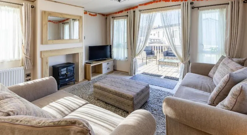 Stylish 2BR Caravan Walk to Beach - Image 1